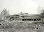 (Bild: 1) Folkhgskolans huvudbyggnad med byggstllningar kvar