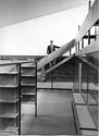 (Bild: 37) Interir p biblioteket utan bcker och rektorn stende p trappan