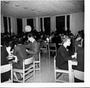 (Bild: 6) Folk sitter i skolans matsal och fikar