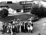 (Bild: 20) Skolans 25-rsfest  5-6-10.1985, en gruppbild tagen frn Smedjans tak.