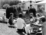 (Bild: 6) Folkhgskolans Dag 1984. Kursdeltagare spelar ute p skolans baksida