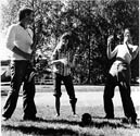 (Bild: 7) Folkhgskolans Dag 1984. Deltagarna spelar ute p grsmattan och sjunger