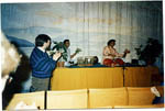 (Bild: 28) Besk av 2 indiska musiker p hsten 1987. Stewe Claeson tackar med en appld.