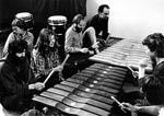 (Bild: 39) Afrikansk instrument spelas, musikkursen 1979