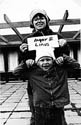 (Bild: 24) Inger Griberg med sonen Linus p Smedjans innergrd