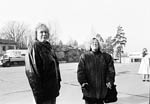 (Bild: 25) Finska linjens studieresa till bo. Maija Tolonen och Irene Lilleberg utanfr bo kristna folkhgskola.
