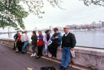 (Bild: 41) Finska linjen i Ungern 1993-04. Hela gruppen vid Donau.