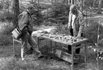 (Bild: 69) Rda jordens dag 1992. Seppo Remes pratar med mineralsamlaren Karl-Ivar Grusell om malm och mineraler.