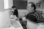 (Bild: 24) Finska linjen 1993-04. Eero Visnen arbetar med dator.