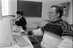 (Bild: 25) Finska linjen 1993-04. Eero Visnen arbetar med dator.