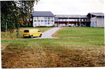 (Bild: 68) Postbilen p vg mot skolan.