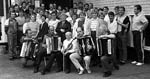 (Bild: 3) Finsk folkdanskurs i april 1986. En gruppbild utanfr entrn. Deltagarna r frn hela lnet.