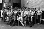 (Bild: 4) Finsk folkdanskurs i april 1986. En gruppbild utanfr entrn