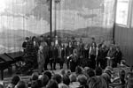 (Bild: 1) Julavslutning i aulan 1996-12-19. Kren sjng med ledning av Ingela Kgebo.