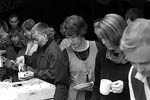(Bild: 35) Julfest 1996. Personalen och eleverna hmtar mera mat. Catharina Warme, Gunlg Olsson, Marianne Karlsson, Ulla Karlsson, Carita Prim, Ulrika Karlsson