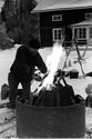 (Bild: 9) Olympiska lekar i Kllfallet. Staffan hade svrigheter med elden.