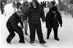 (Bild: 36) Olympiska lekar i Kllfallet. Sista lagen var fortvarande  p skidor.