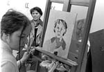 (Bild: 1) Folkhgskolans dag 8.5.1999. Suzan Asph mlar portrt av Marjatta Remes.