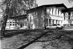 (Bild: 16) Skolavslutning 1999. Skolans huvudbyggnad.